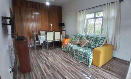 Casa com 3 quartos, garagem com espaço para 3 carros e churrasqueira 100 m²