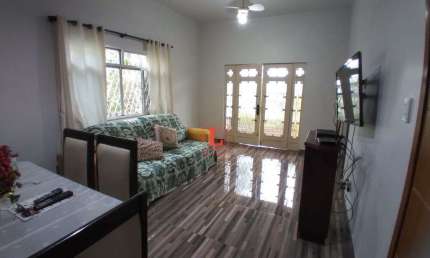 Casa com 3 quartos, garagem com espaço para 3 carros e churrasqueira 100 m²