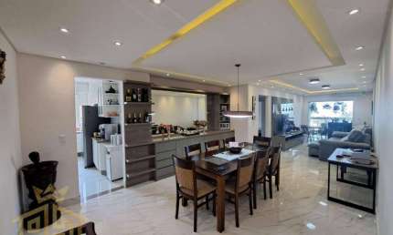 APARTAMENTO FRENTE MAR NO BOQUEIRÃO | 3 DORMITÓRIOS SENDO 2 SUÍTES | SACADA GOURMET | VISTA PANORÂMICA DA PRAIA | 2 VAGAS DEMARCADAS