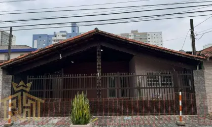 Casa isolada de  3 quartos (1 suíte) no bairro de Guilhermina em Praia Grande - SP