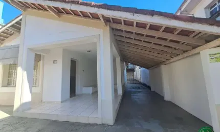 Casa com 4 quartos à venda no Centro, Ubatuba  por R$ 1.300.000