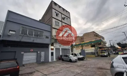 Apartamento em frente ao Metro, 3 quartos sendo 1 dependência.