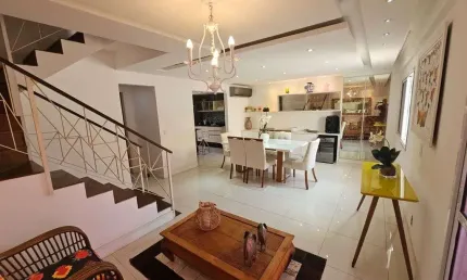 Casa Triplex a venda com 166m, 4 quartos com 2 vagas. Área gourmet e lazer.
