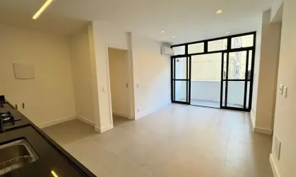 Copacabana com 2 quartos, sendo 1 suíte. Varanda e todo reformado.