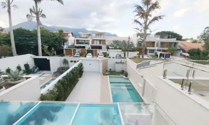 Rio Mar, Casa Com piscina e área gourmet. Espetacular com 3 vagas. Entrar morar.