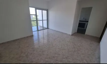 Apartamento a venda com 2 quartos, 2 banheiros, varanda e vaga.  vazio