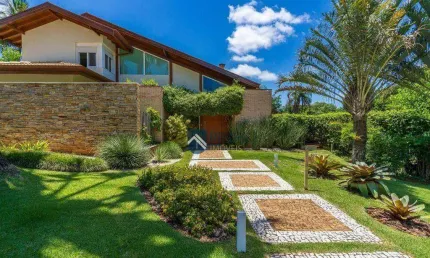 Refúgio de Alto Padrão em Valinhos: Casa com Piscina, 4 Suítes e Lazer Completo no Condomínio Moinho de Vento