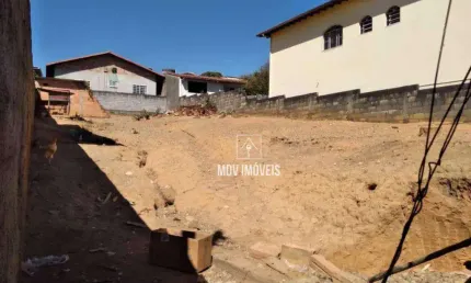 Lote 438m² Centro de Santa Luzia, próximo igreja Matriz, excelente para construtores...