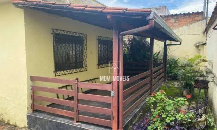 Casa individual em lote 360 m² com varanda e barracão no fundo!
