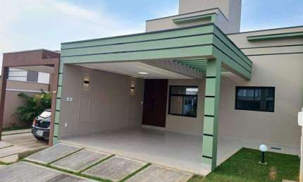 Casa com 3 quartos e quintal no condomínio Vila Paraty