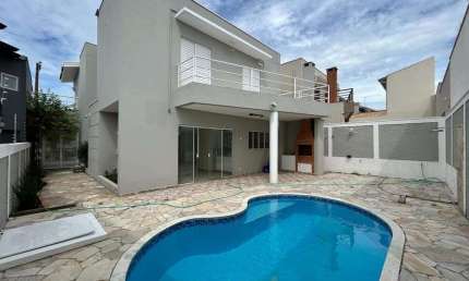 Casa com 3 Quartos e 4 banheiros para Alugar, 233 m² por R$ 8.500/Mês