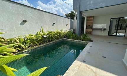 Casa de esquina com 3 suítes e piscina no condomínio Di Roma