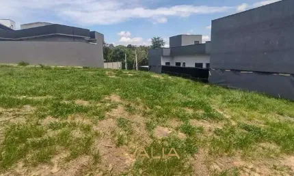 Lote diferenciado com saída para duas ruas no condomínio Jd. Laguna