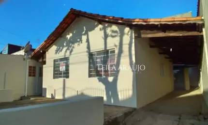 3 dormitórios , 1 cozinha ,1 sala , 1 WC , 2 vagas de garagem cobertas , área de serviço coberta . com uma Edícula com 1 sala , 1 cozinha , 1 quarto . Lavanderia Ótima localização