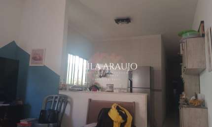 Casa com 3 dormitórios sendo uma suíte com closet, portão automático.