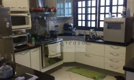Sobrado com 3 dormitórios à venda, 170 m² por R$ 1.050.000,00 - Jardim das Indústrias - São José dos Campos/SP
