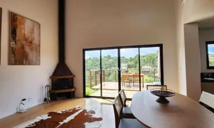 Sobrado com 4 dormitórios à venda, 230 m² por R$ 2.500.000,00 - Condomínio Beverly Hills - Campos do Jordão/SP