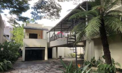 São 718 m² de construção e mais de 1.500 m² de terreno !!!!