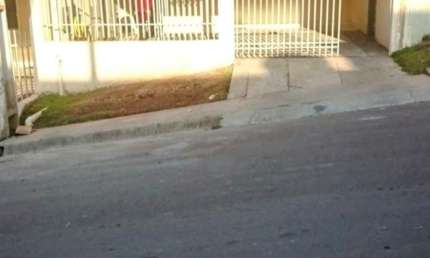 Excelente Casa 120 m2 em Campo Largo,  com 2 Quartos, Sala, Cozinha, Banheiro, Quintal nos fundos e Garagem para 2 carros.