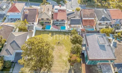 Lote á venda com leve aclive de esquina no Centro de Alphaville por R$ 2.990.000,00