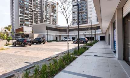 Conjunto comercial composto por 13 lojas com metragens entre 56 m² e 211 m² à venda por R$ 11.173.9