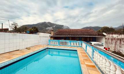 Casa em Peruíbe, 5 dormitórios, 2 suítes, piscina, churrasqueira