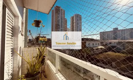 Apartamento de 2 dormitórios com suíte, varanda e quintal.