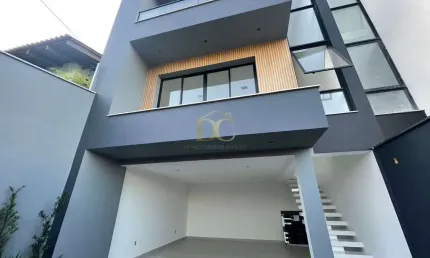 Geminado no Floresta com 3 dormitórios, sendo 1 suíte com closet e 177,81m²