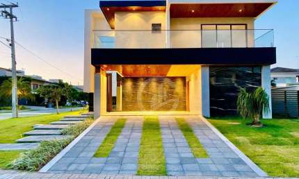 Volumetria e elegância a definem, uma bela casa de esquina para chamar de sua