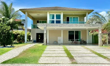 Disponível para você. Uma residência em lote único de 638m | Semi mobiliada.