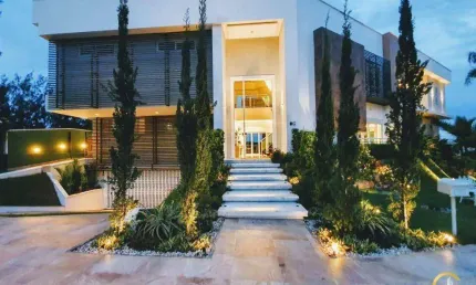 Um verdadeiro palácio, um sonho  923 metros de área construída e um terreno de 815metros, já imaginou?