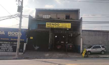 Galpão em um terreno, situado à Avenida Rio das Pedras