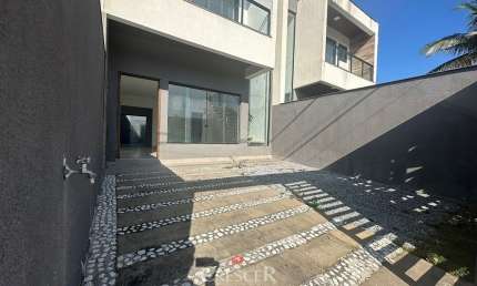 Sobrado NOVO na quadra do mar, no Balneário Flórida.