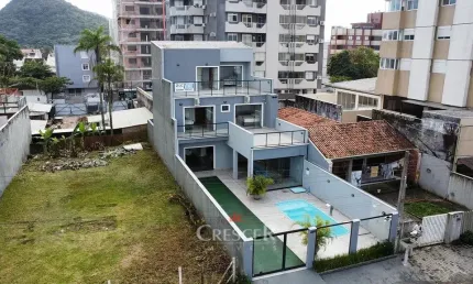 Sobrado triplex com 05 quartos para venda no Centro!