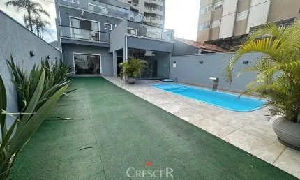 Sobrado triplex com 05 quartos para venda no centro!
