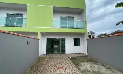 Sobrado com 03 Quartos e Piscina a 2 Quadras do Mar