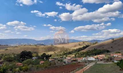 Casa à Venda em Itamonte-MG: 2 Quartos, 1 Suíte, 160m² de Área Construída em Terreno de 2000m² no Bairro Itamonte