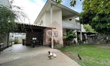 CASA DUPLEX DE LUXO COM 3 QUARTOS E 2 SUÍTES NO JACAREPAGUÁ, RIO DE JANEIRO - RJ: 5 BANHEIROS, 2 SALAS, 3 VAGAS DE GARAGEM E 438M²!