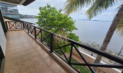 Casa duplex à venda na Praia da Bandeira, Rio de Janeiro-RJ: 5 quartos, 2 suítes, 2 salas, 4 banheiros, 3 vagas de garagem, 214m². VISTA LINDA PARA O MAR!
