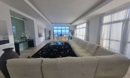 Cobertura triplex na barra da tijuca: 4 quartos, 4 suítes, 3 salas, 8 banheiros, 4 vagas - 1.000 m² de luxo e conforto na praia!