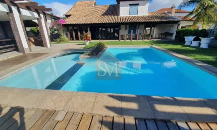 EXCELENTE CASA COM 9 QUARTOS , SENDO 5 SUÍTES, SENDO UMA MASTER,TODOS OS COMODOS SENDO BEM ESPAÇOSO, COM CANAL NAVEGÁVEL...