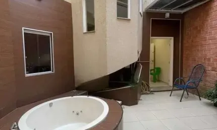 Linda casa com 4 dorms, suite, espaço gourmet, ofurô em rua tranquila