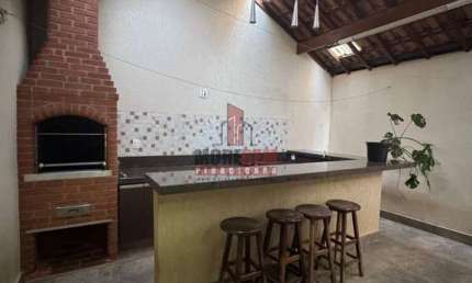 Casa 2 dorms, com garagem coberta e área gourmet. Ótima localização.