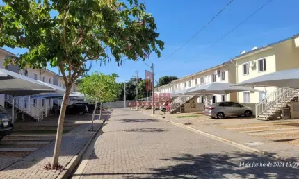 Casa e condomínio com 2 dorms, toda planejada, 1 vaga.