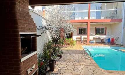 Casa em condomínio, 3 dorms, suite com closet, piscina e churrasqueira R$ 810mil
