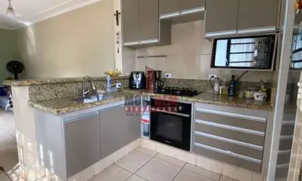 Casa espaçosa com amplo quintal em condomínio fechado