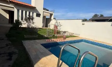 Casa com 4 dorms, sendo 2 suites (incluindo a edícula), piscina e amplo terreno