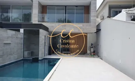 Residência Exclusiva à Venda: Casa Contemporânea Triplex na Barra da Tijuca, RJ - 4 Quartos, 3 Suítes, Piscina e Sotão