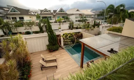 Casa contemporânea triplex à venda no riviera del sol/recreio rj: 4 suítes, varanda gourmet, piscina. confira!