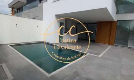 Impecável residência no Recreio dos Bandeirantes! Casa triplex com 4 suítes, 310m², 2 vagas, piscina e sótão. Confira!